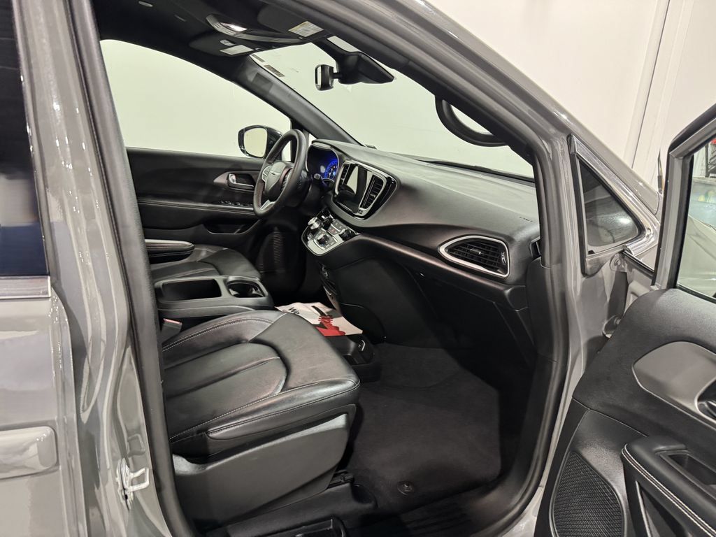 Used 2025 Chrysler Pacifica Select FWD image 23