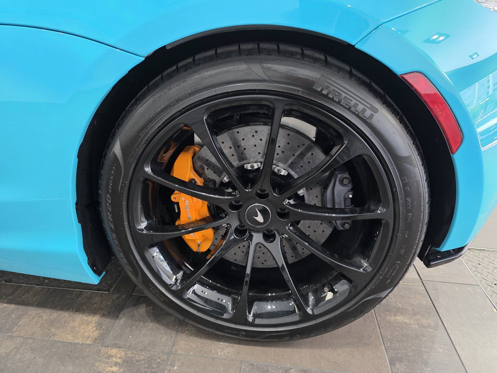 Used 2025 McLaren Artura RWD image 9