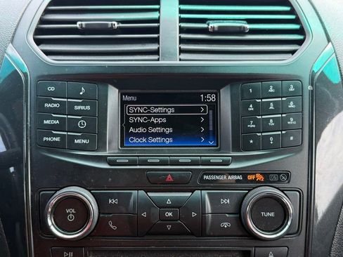 Used 2017 Ford Explorer XLT AWD/4WD image 3