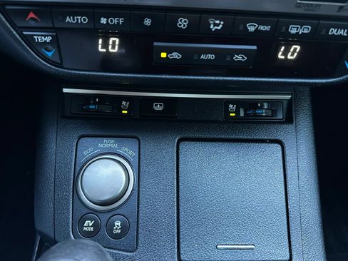 Used 2013 Lexus ES 300h w/ Luxury Pkg FWD image 26