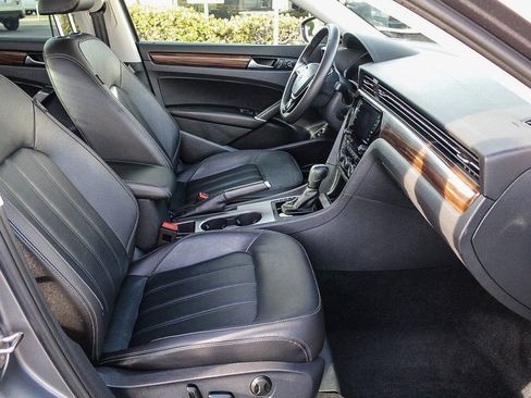 Used 2022 Volkswagen Passat 2.0T image 15