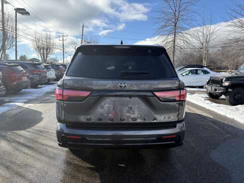Used 2023 Toyota Sequoia Platinum image 6