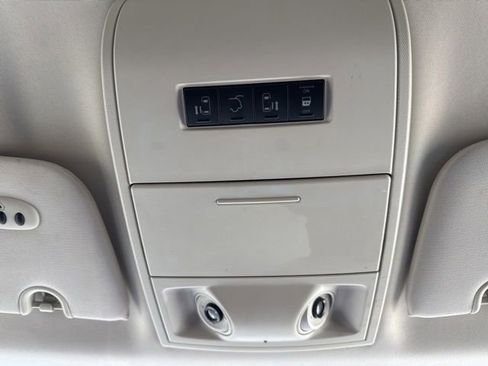 Used 2009 Chrysler Town & Country Touring FWD image 17