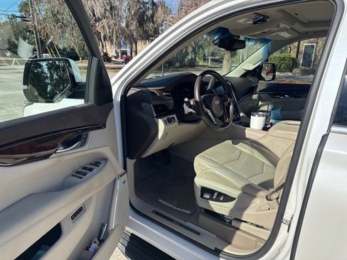 Used 2016 Cadillac Escalade Premium image 4