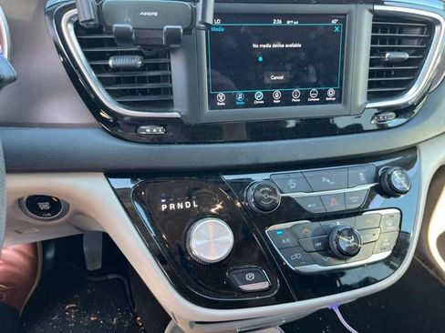 Used 2018 Chrysler Pacifica Touring Plus FWD image 3