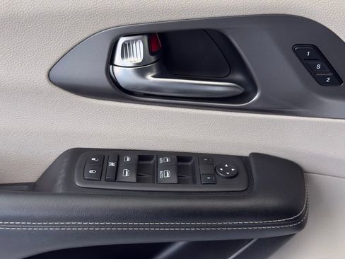 Used 2022 Chrysler Pacifica Touring-L FWD image 34