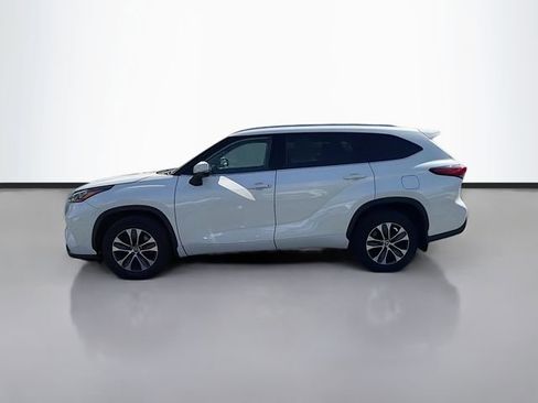 Used 2020 Toyota Highlander XLE AWD/4WD image 4