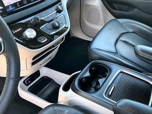 Used 2023 Chrysler Pacifica Touring-L FWD image 17
