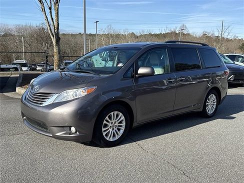 Used 2015 Toyota Sienna L image 3