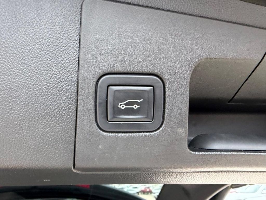 Used 2018 Cadillac XT5 Premium Luxury FWD image 5