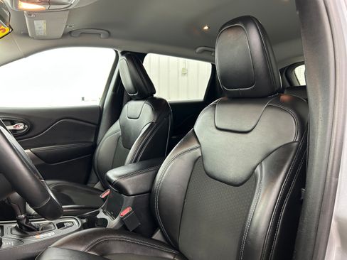 Used 2019 Jeep Cherokee Latitude Plus w/ Cold Weather Group AWD/4WD image 26
