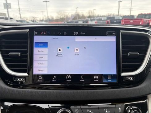 Used 2023 Chrysler Pacifica Touring-L image 19