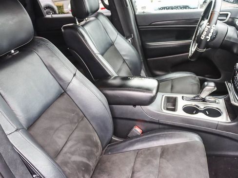 Used 2019 Jeep Grand Cherokee Laredo w/ Laredo X Package image 37