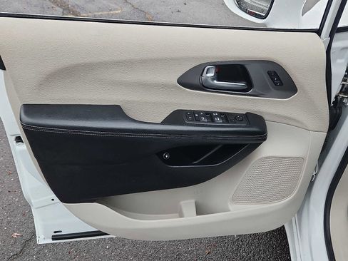 Used 2022 Chrysler Pacifica Touring-L image 12