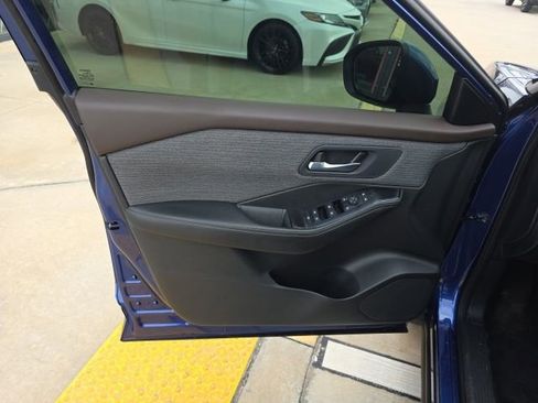 Used 2023 Nissan Rogue SV image 11