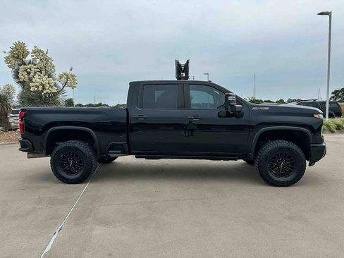Used 2025 Chevrolet Silverado 2500 ZR2 w/ Technology Package AWD/4WD image 2