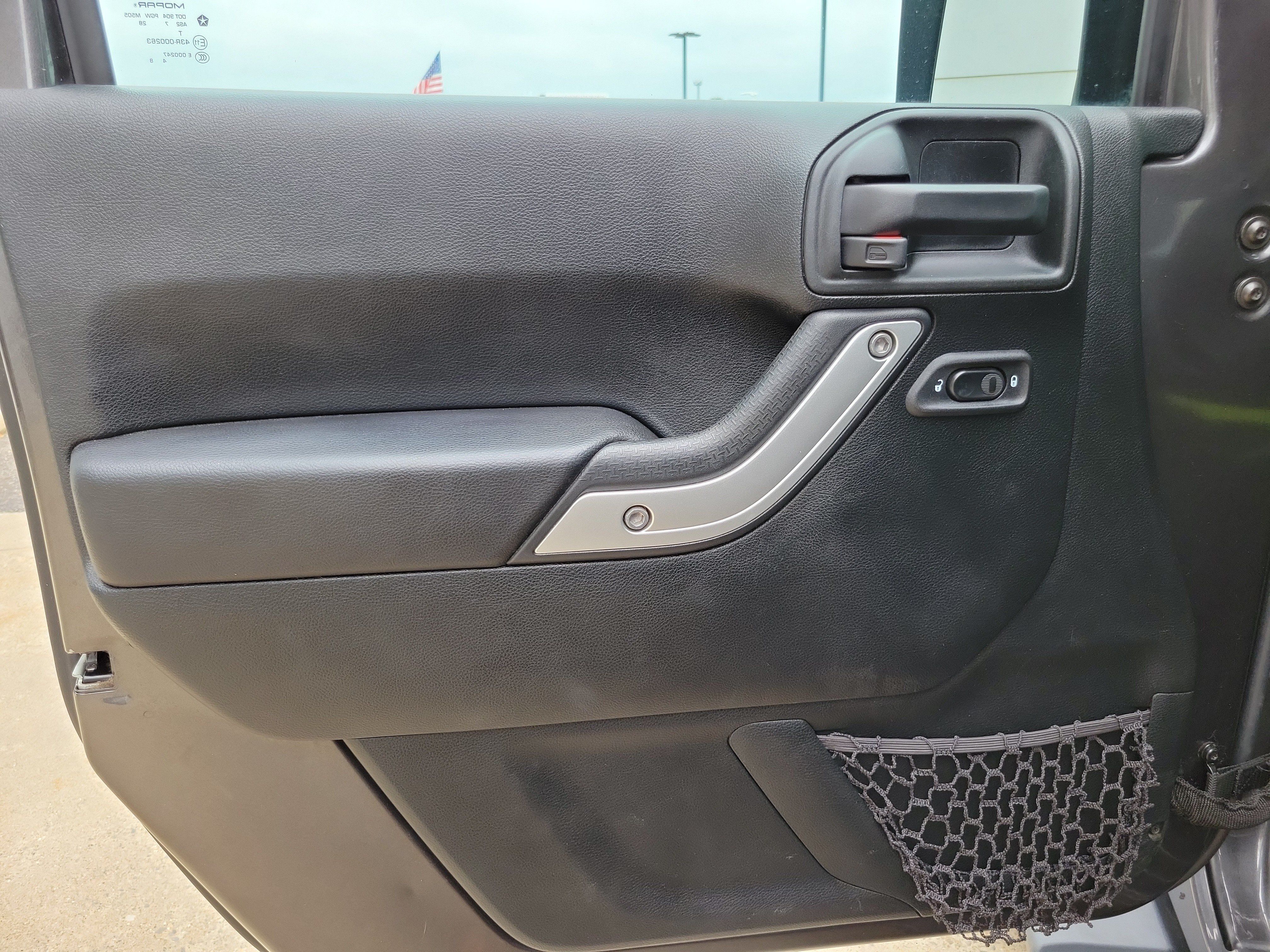 Used 2018 Jeep Wrangler Sahara w/ Connectivity Group AWD/4WD image 6