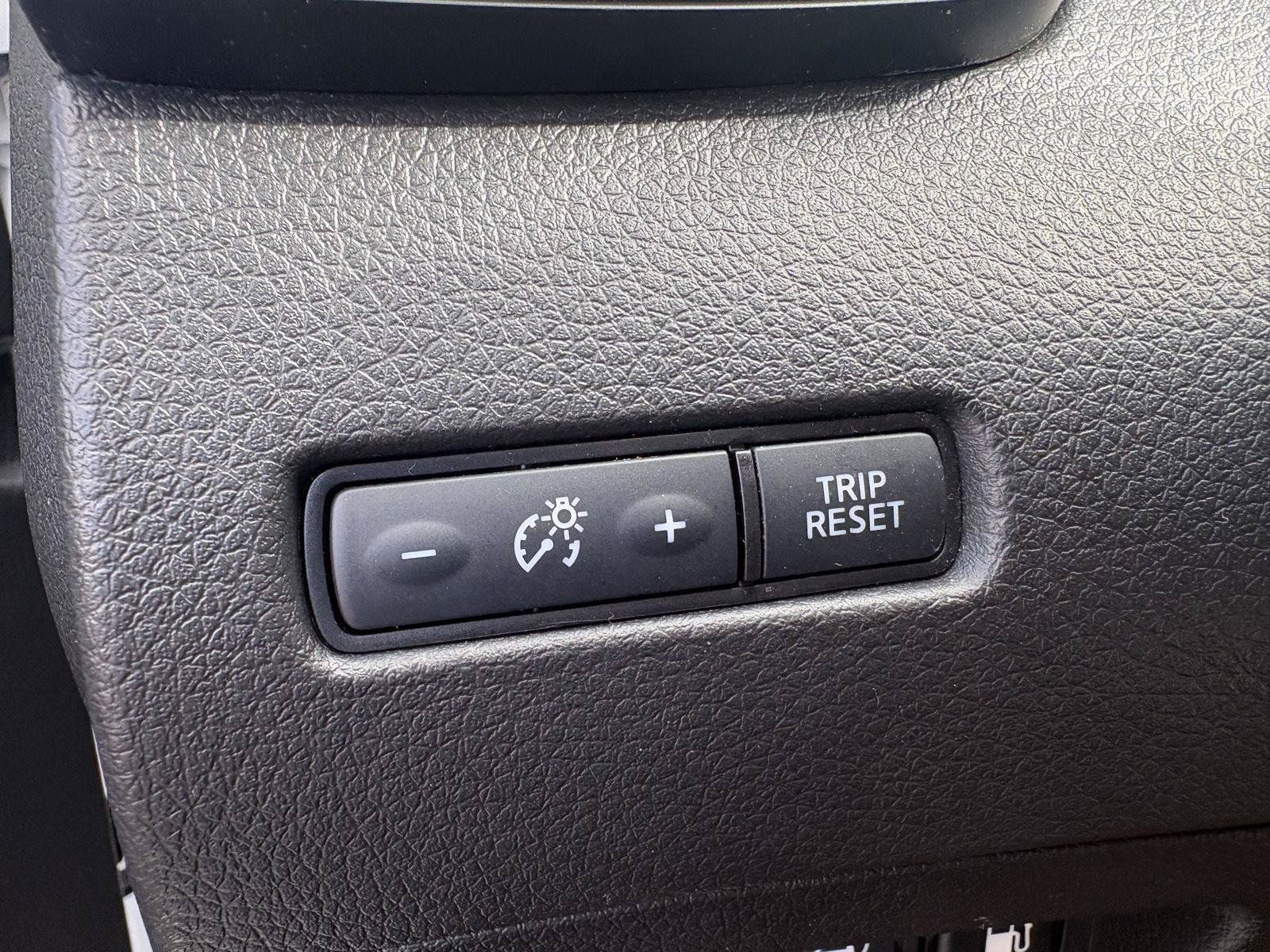 Used 2020 Nissan Rogue SV FWD image 14