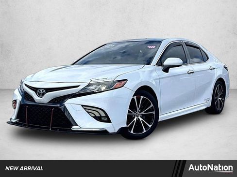 Used 2018 Toyota Camry SE image 1