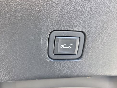 Used 2023 Chevrolet Traverse RS FWD image 13
