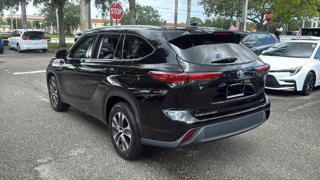 Used 2022 Toyota Highlander XLE FWD image 5