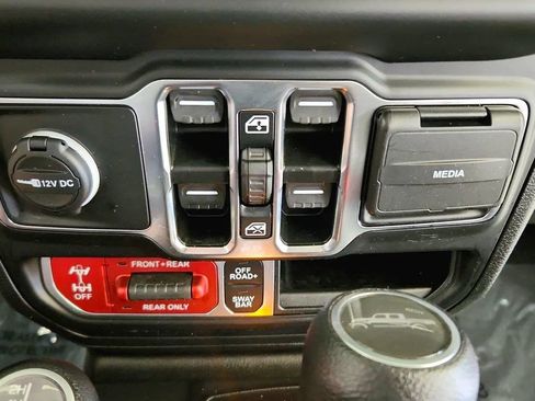 Used 2023 Jeep Gladiator Rubicon w/ Cold Weather Group AWD/4WD image 23