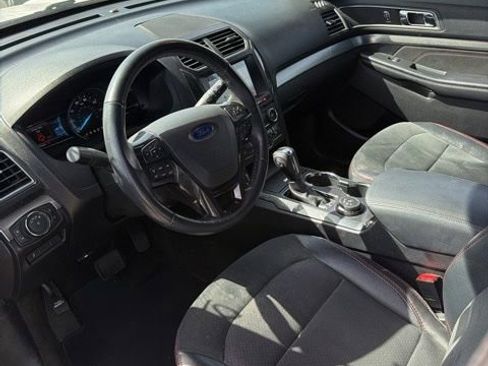 Used 2018 Ford Explorer XLT w/ Equipment Group 202A AWD/4WD image 15