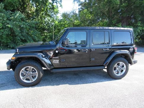 Used 2022 Jeep Wrangler Unlimited Sahara w/ LED Lighting Group AWD/4WD image 4
