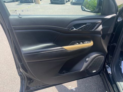 Used 2019 GMC Acadia Denali w/ Technology Package AWD/4WD image 13