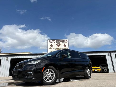 Used 2024 Chrysler Pacifica Touring-L FWD image 39