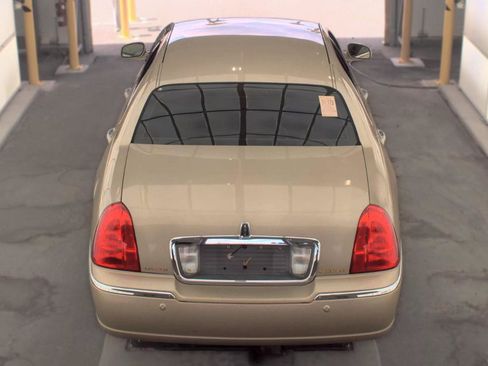 Used 2004 Lincoln Town Car Signature RWD image 5