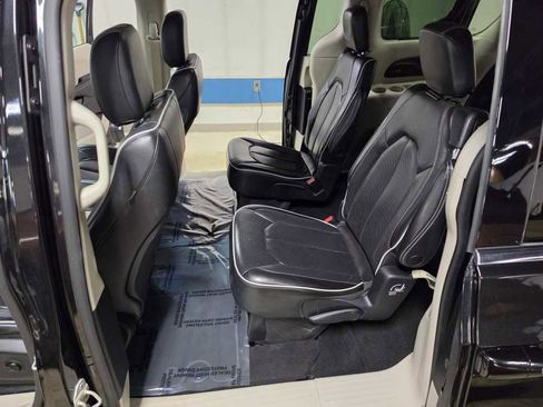 Used 2022 Chrysler Pacifica Limited image 13