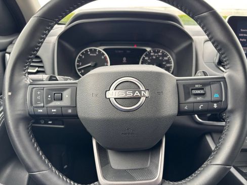 Used 2025 Nissan Rogue SV FWD image 30