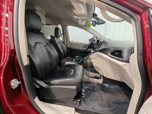 Used 2017 Chrysler Pacifica Touring-L FWD image 26