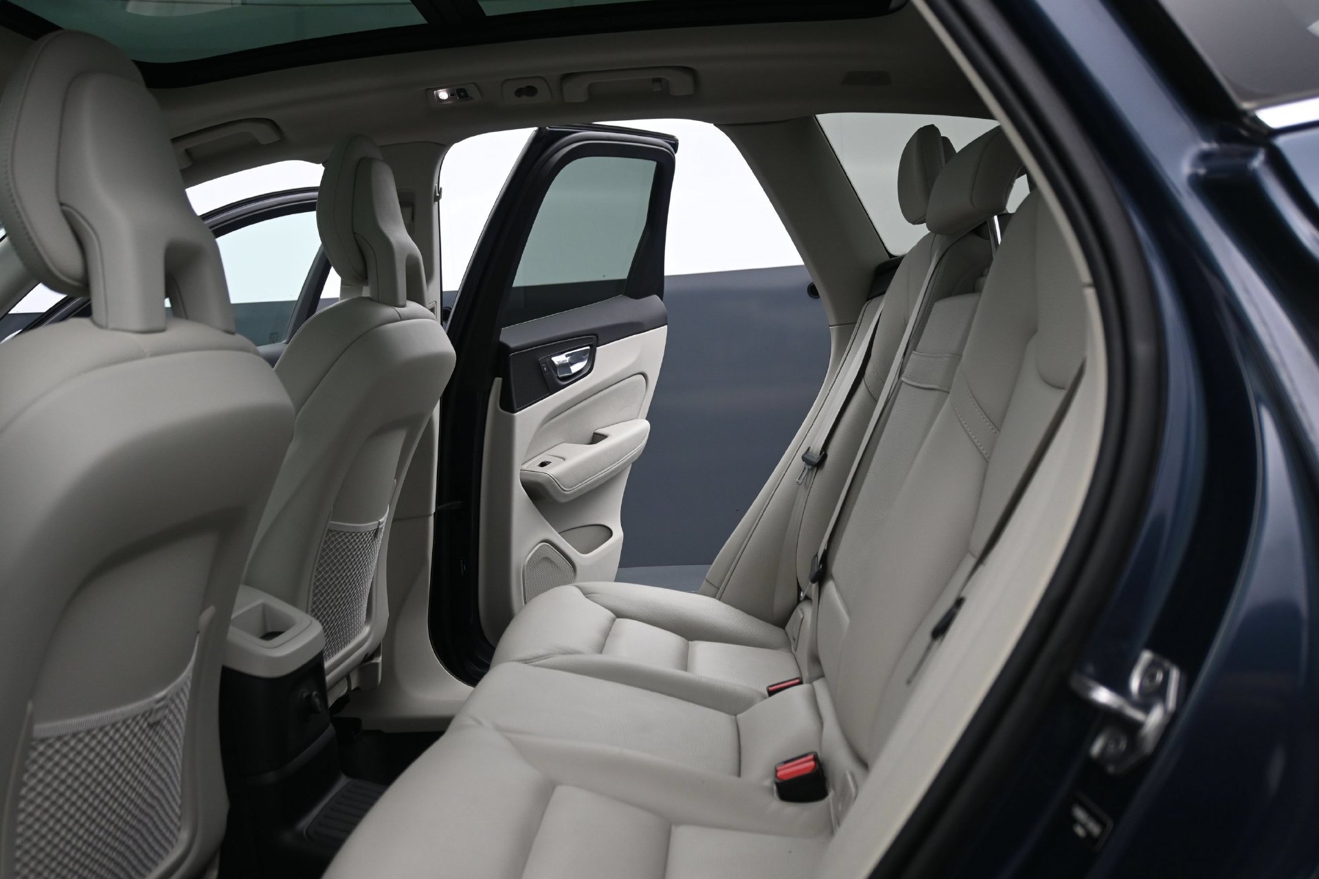 Used 2018 Volvo XC60 T8 Momentum AWD/4WD image 17