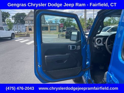 Certified 2025 Jeep Gladiator Sport AWD/4WD image 40