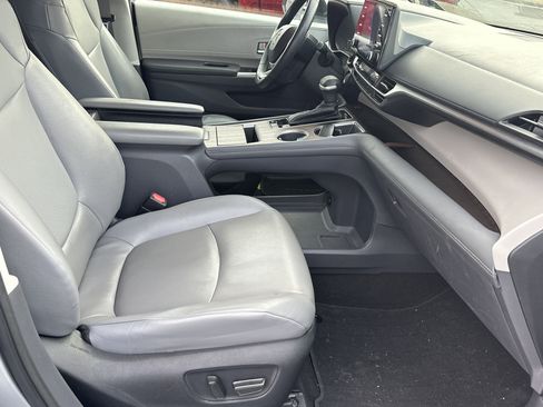 Used 2022 Toyota Sienna XLE image 15