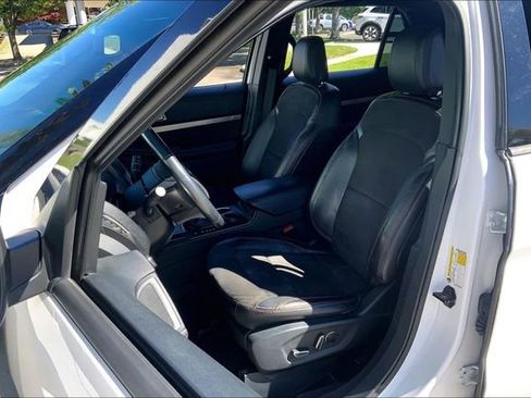 Used 2018 Ford Explorer XLT w/ Equipment Group 202A FWD image 24