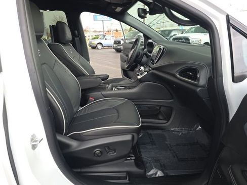 Used 2026 Chrysler Pacifica Premium FWD image 41