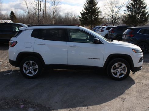 Used 2024 Jeep Compass Latitude image 4