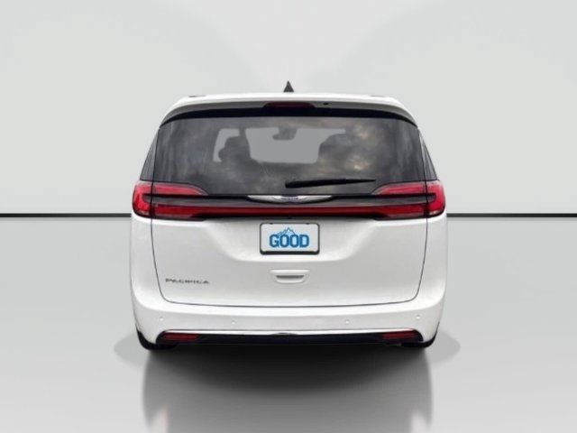 Used 2024 Chrysler Pacifica Touring FWD image 4
