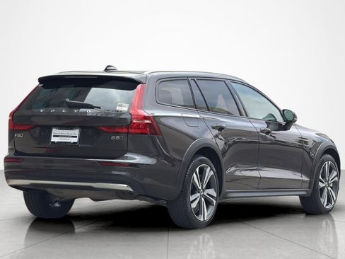 Used 2025 Volvo V60 B5 Cross Country Plus AWD/4WD image 5