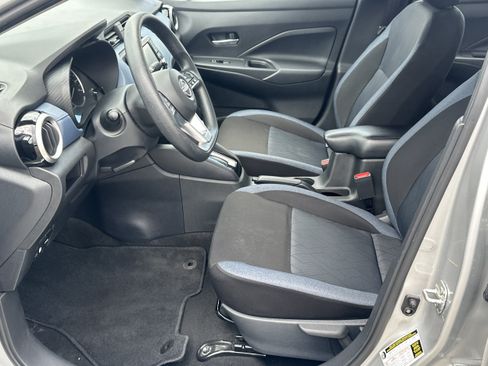 Used 2025 Nissan Versa SV FWD image 9
