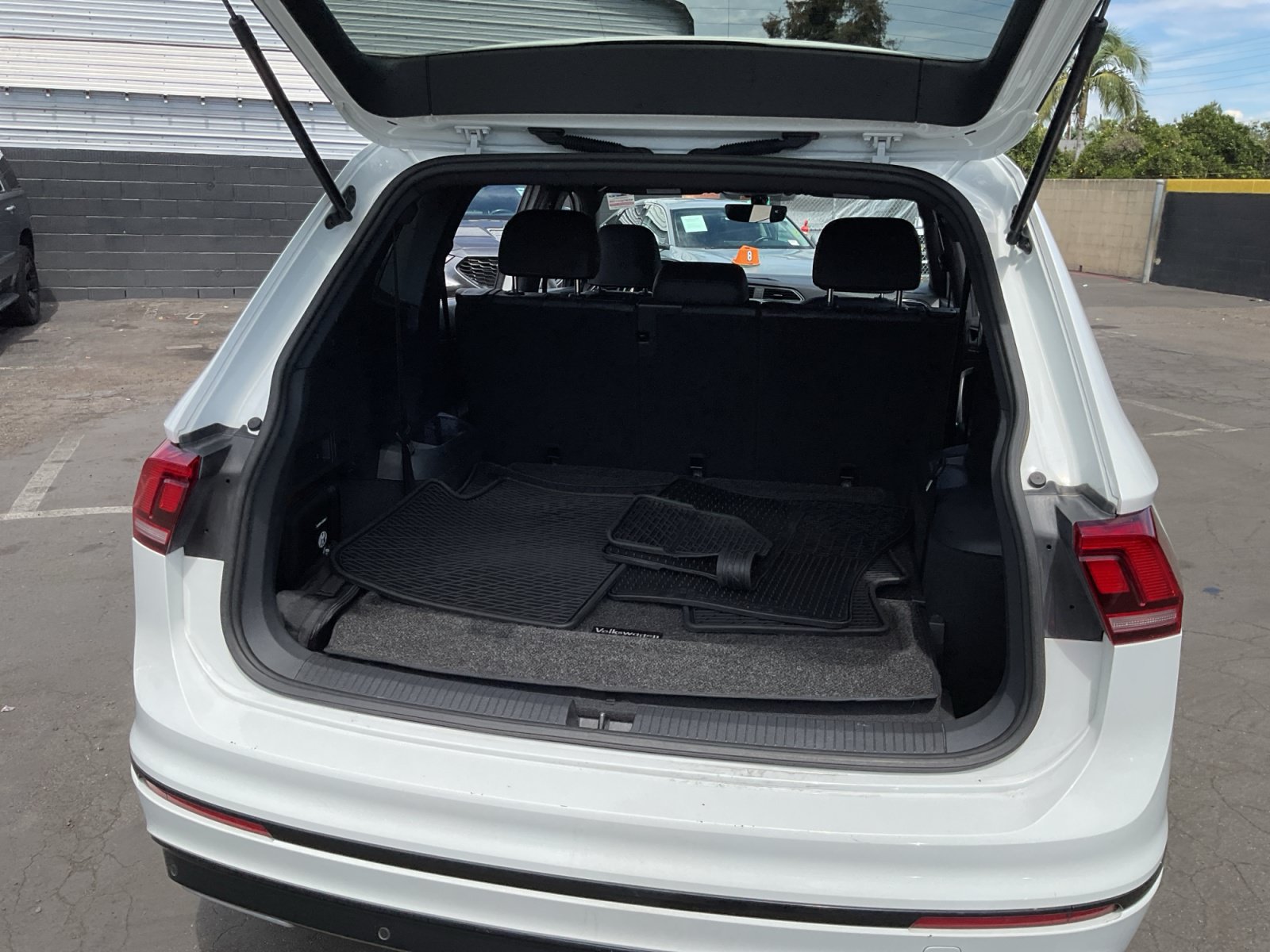 Used 2020 Volkswagen Tiguan SE R-Line FWD image 25