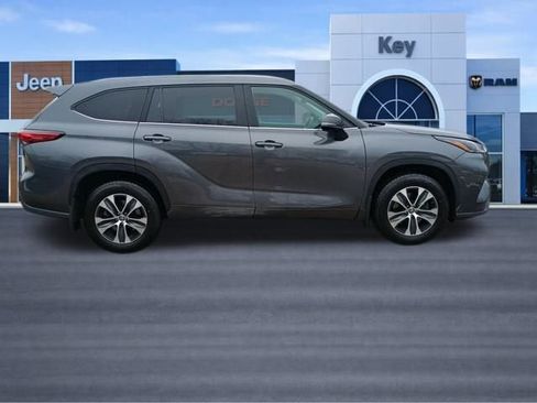 Used 2023 Toyota Highlander XLE AWD/4WD image 7