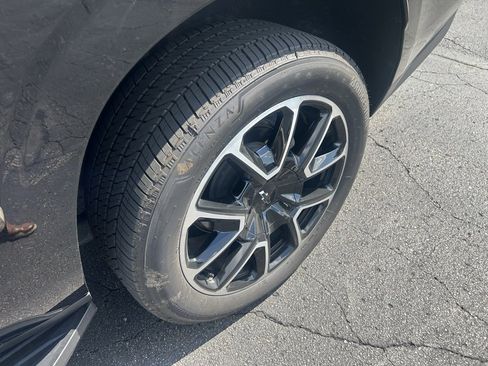 Used 2023 Chevrolet Suburban RST image 11