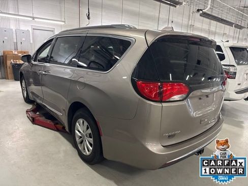 Used 2018 Chrysler Pacifica Touring-L FWD image 5