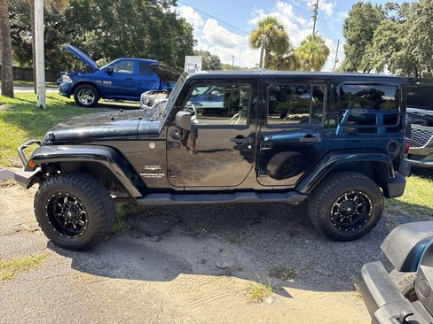 Used 2014 Jeep Wrangler Unlimited Sahara w/ Dual Top Group AWD/4WD image 2