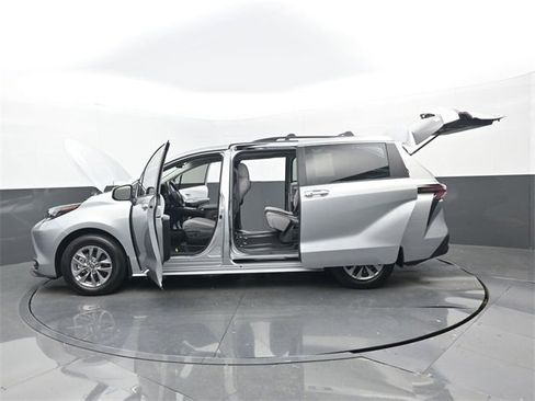 Used 2025 Toyota Sienna LE image 33