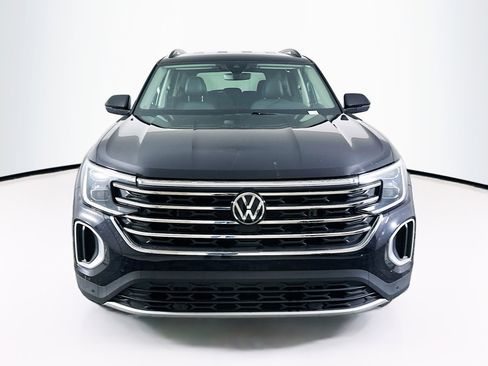 Used 2025 Volkswagen Atlas SE image 2